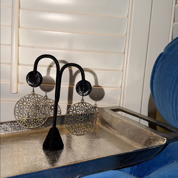 Elegant Gold Flower Earrings - Picture 2 of 3